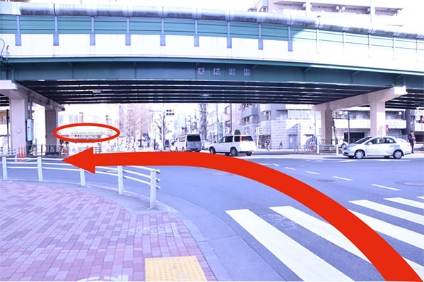 車でお越しの方:西側から